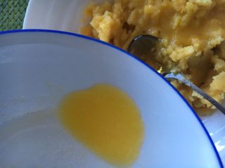 7、#家有烤箱#蛋奶芝士烤甜薯,倒入液化的黄油拌匀