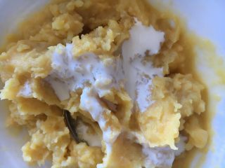 8、#家有烤箱#蛋奶芝士烤甜薯,最后加入淡奶油再次混合