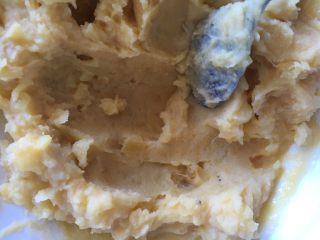 9、#家有烤箱#蛋奶芝士烤甜薯,拌成比较细腻的糊状