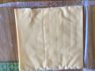 11、#家有烤箱#蛋奶芝士烤甜薯,芝士切细条