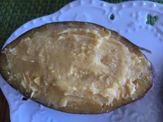 10、#家有烤箱#蛋奶芝士烤甜薯,重新填回到红薯壳里，不用压太实抹平即可