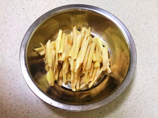 3、香辣鱿鱼须,鲜姜切成丝