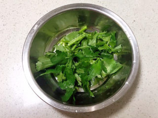 5、香辣鱿鱼须,香菜切成小段