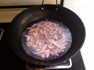 6、香辣鱿鱼须,鱿鱼须焯水2分钟