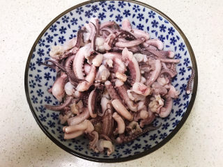 7、香辣鱿鱼须,把焯好的鱿鱼须捞出来，沥干水份