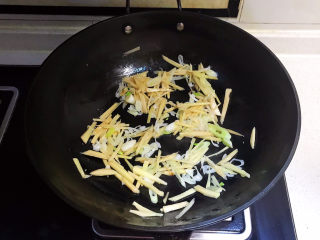 8、香辣鱿鱼须,炒锅烧热后加入大豆色拉油，油烧热后加入葱姜炒出香味