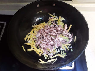 9、香辣鱿鱼须,加入香辣酱和鱿鱼丝，翻炒均匀