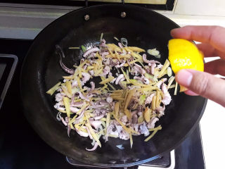 10、香辣鱿鱼须,挤入柠檬水去除鱿鱼须的腥味