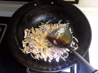 11、香辣鱿鱼须,加入生抽