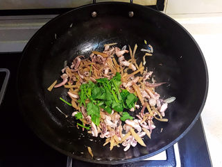 13、香辣鱿鱼须,加入香菜段