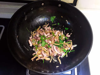 14、香辣鱿鱼须,翻炒均匀即可，香辣鱿鱼须做好了~