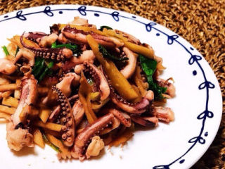 15、香辣鱿鱼须,这是一道看不见辣椒的香辣鱿鱼丝，香辣适宜，鲜美可口