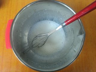 1、八寸加高中空戚风,盆内加入玉米油、牛奶、糖混合均匀，彻底乳化。