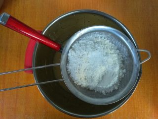 2、八寸加高中空戚风,筛入低筋粉。