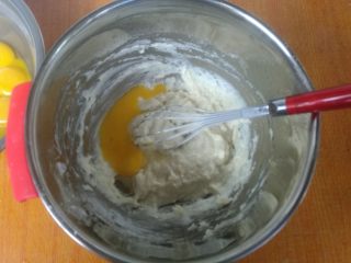 3、八寸加高中空戚风,加入蛋黄，开始一个一个加，搅拌均匀，4个后全部加进去。