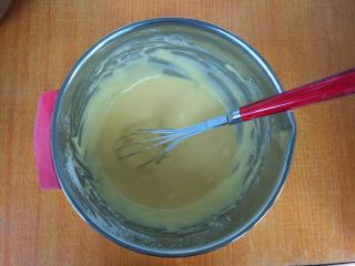 4、八寸加高中空戚风,混合均匀的蛋黄糊状态。预热烤箱上下火175℃15分钟。