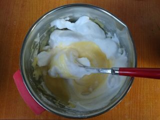 6、八寸加高中空戚风,取三分之一蛋白到蛋黄盆，翻拌均匀。