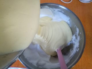 7、八寸加高中空戚风,倒回蛋白盆，再次翻拌均匀。