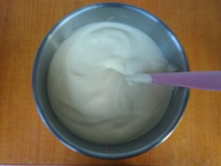 8、八寸加高中空戚风,混合均匀的蛋糊。