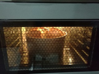 11、八寸加高中空戚风,40分钟的样子。出炉后震出热气立刻倒扣在细口瓶子上。晾凉后脱模。