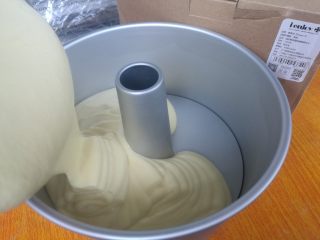 9、八寸加高中空戚风,倒入模具内。（这个是英国爱享佳中空加高戚风模具）。