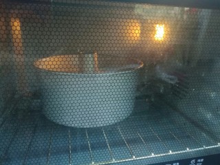 10、八寸加高中空戚风,送入预热好的烤箱，上火175℃，下火160℃烘烤70分钟即可。