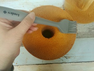 12、八寸加高中空戚风,用爱享佳柔软无毒的一体硅胶刷刷去残渣，蛋糕更漂亮。