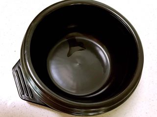 16、韩式石锅拌饭,把石锅擦干净，里面无水无油