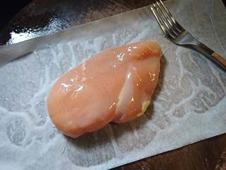 1、天妇罗盖浇饭,鸡胸肉洗净