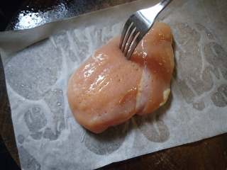 2、天妇罗盖浇饭,用餐叉在鸡肉表面扎孔