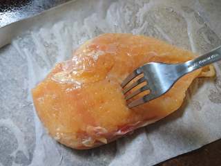 3、天妇罗盖浇饭,反面也扎孔并抹上少量食盐