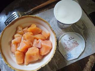 4、天妇罗盖浇饭,按个人喜好切块，并准备好原味酸奶（我用的比较浓郁的酸牛奶）