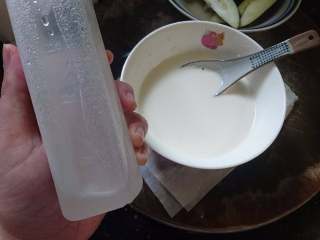 9、天妇罗盖浇饭,冰水130ml（我的这个瓶子满瓶是260ml）搅拌均匀