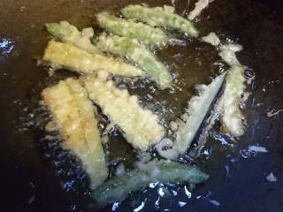 14、天妇罗盖浇饭,用筷子将蔬菜依次裹上面糊再依次开炸