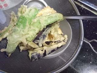 15、天妇罗盖浇饭,炸好的沥油备用