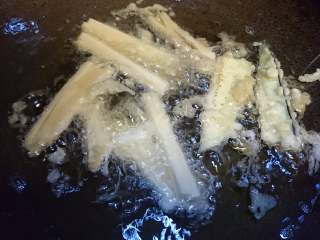 16、天妇罗盖浇饭,杏鲍菇筷子夹少许裹面糊，依次开炸