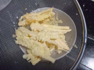 17、天妇罗盖浇饭,炸好沥油备用