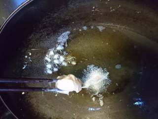 20、天妇罗盖浇饭,先大火将油温提高到面糊滴入马上散开，再改中火