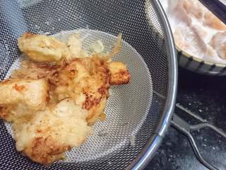 21、天妇罗盖浇饭,炸好的鸡块沥油备用