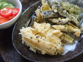 22、天妇罗盖浇饭,炸好的蔬菜可撒少量盐，或者淋少许酱油