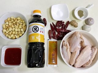1、韩式吮指炸鸡翅,准备好需要的食材。