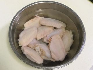 2、韩式吮指炸鸡翅,把鸡翅泡在水里15分钟左右，把血水去除并清洗干净，沥干水分。