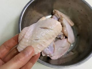 3、韩式吮指炸鸡翅,为了鸡翅更快更好的入味，用刀在鸡翅面上划2-3刀。