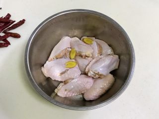 5、韩式吮指炸鸡翅,用筷子把调味料和鸡翅拌匀，也可以直接用手抓匀，腌制30分钟。