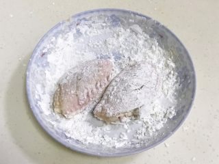 6、韩式吮指炸鸡翅,腌制完毕后，给鸡翅裹上一层玉米淀粉。