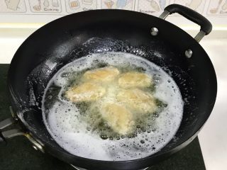 8、韩式吮指炸鸡翅,食用油加至7～8分热时，把鸡翅放入锅中转中火炸制，鸡翅放入锅时不要急于翻动，大约1～2分钟后再去翻动。