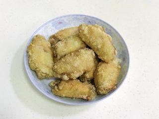 9、韩式吮指炸鸡翅,鸡翅炸至金黄色，约10分钟左右即可捞出，然后再入锅复炸一次备用。