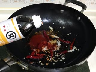 11、韩式吮指炸鸡翅,加入又伊鲜酱油、甜辣酱、蜂蜜混合均匀。