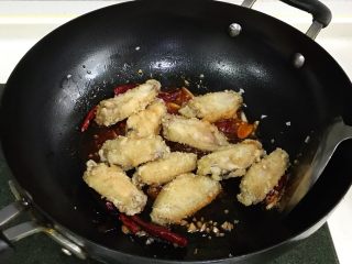 12、韩式吮指炸鸡翅,加入炸好的鸡翅，翻炒几下。