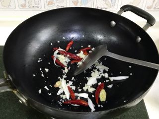 10、韩式吮指炸鸡翅,在锅内倒入适量食用油，加入干辣椒、葱白、姜片、蒜蓉炒香。